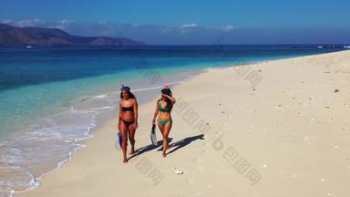 现代微笑女孩旅行太阳海滩清洁白色沙子蓝色的背景